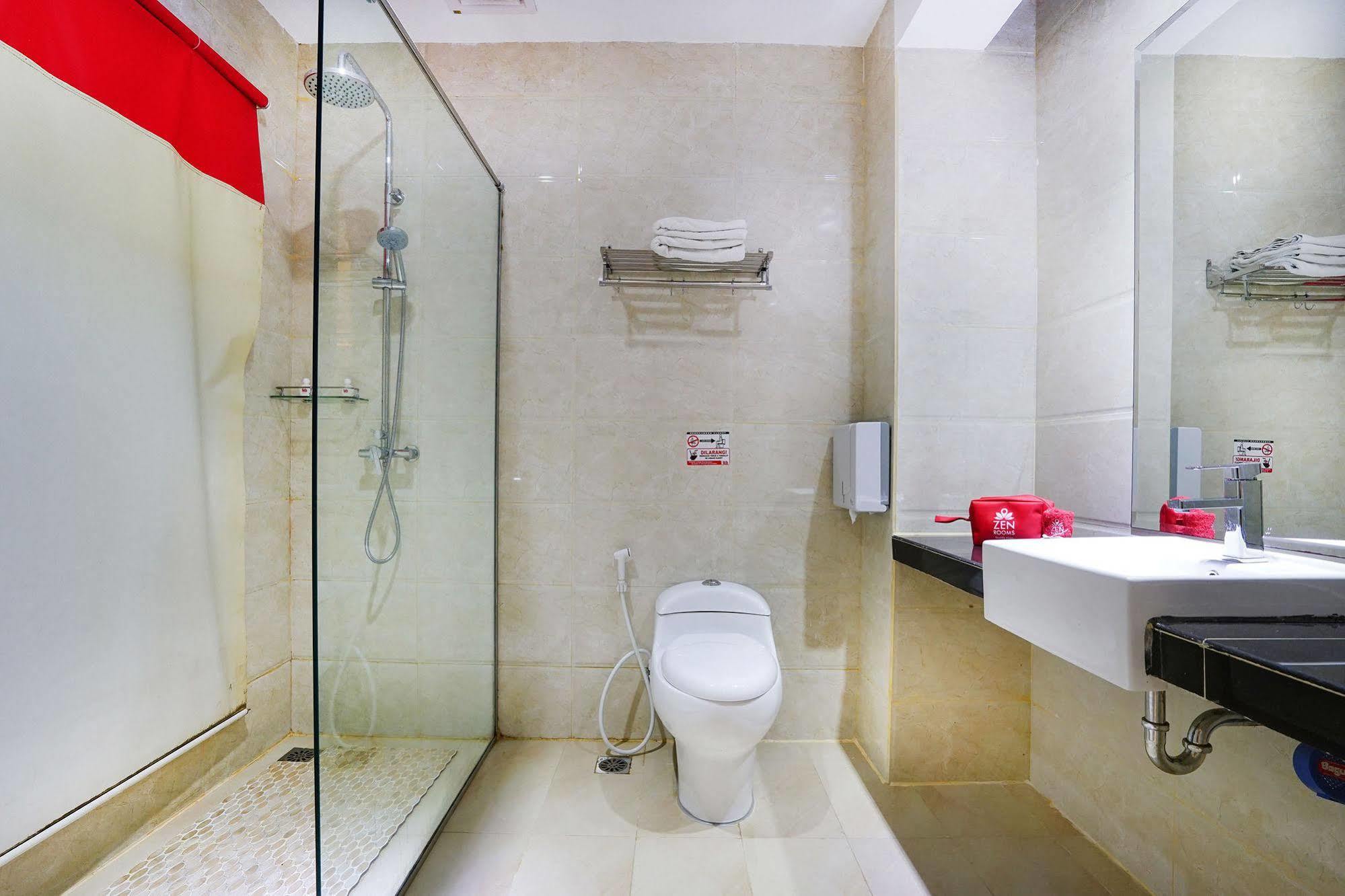 Zen Rooms Near Bcs Mall Penuin Batam Esterno foto