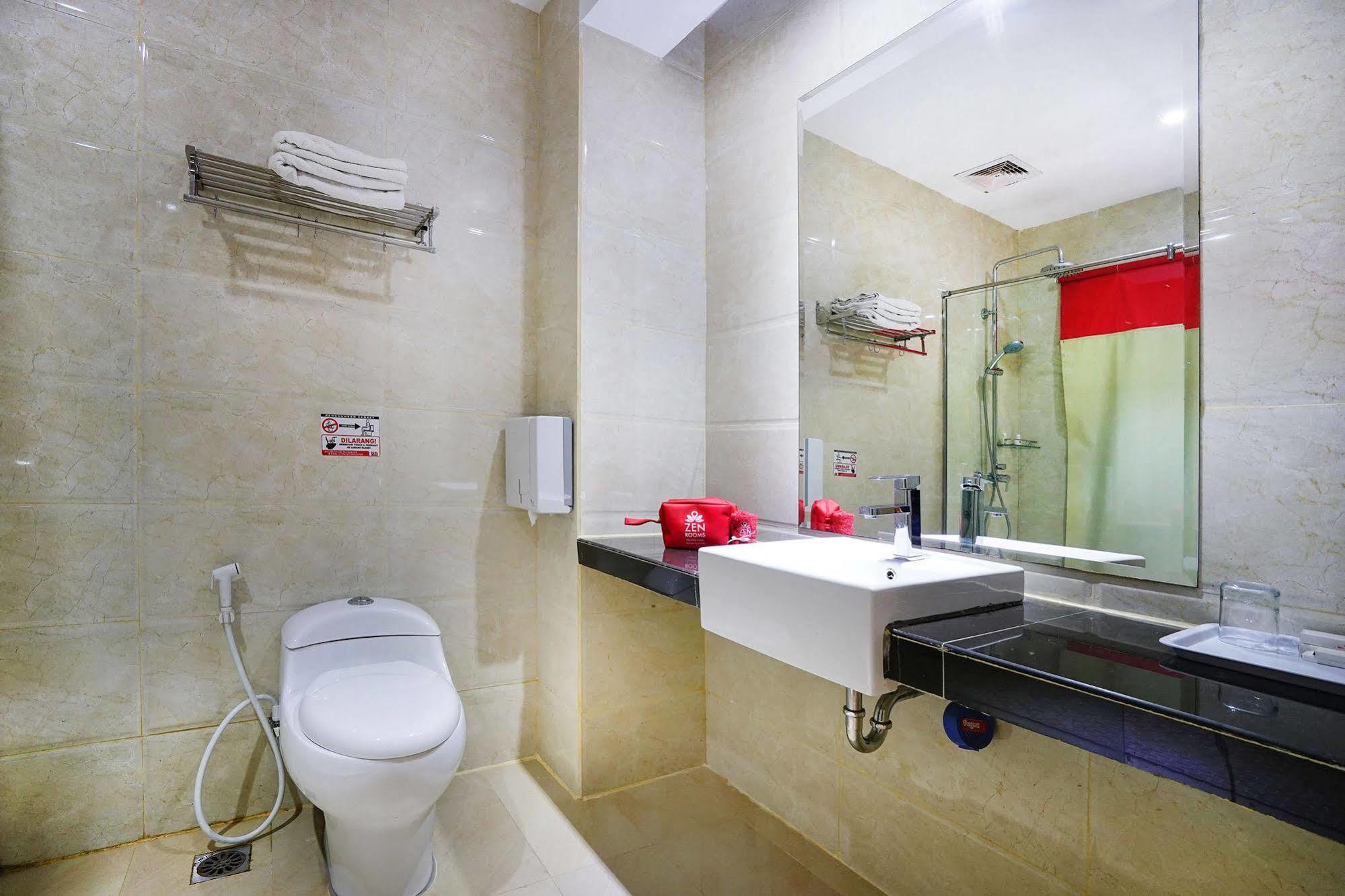Zen Rooms Near Bcs Mall Penuin Batam Esterno foto